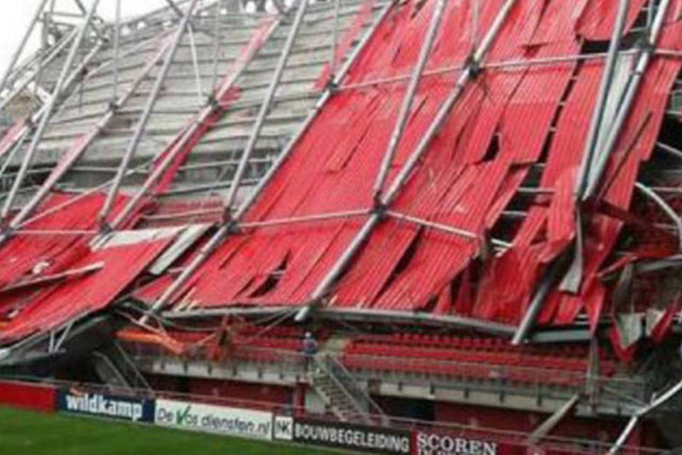 Desmoronamento em estádio de futebol na Holanda soterra pessoas