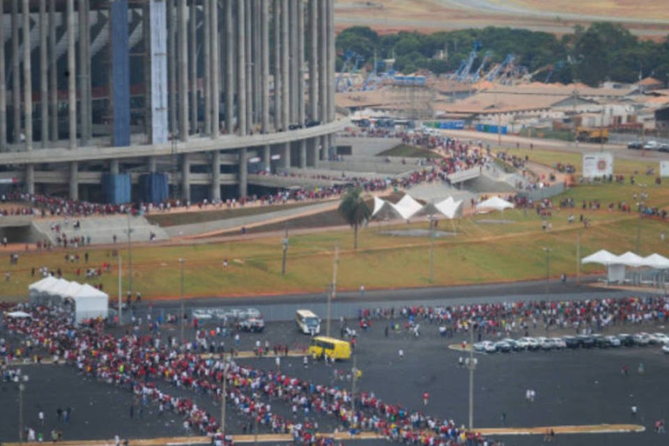 Torcedores relatam falha de telefonia em estádio de Brasília