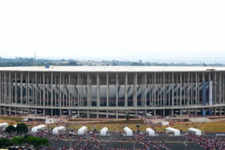 Torcedores chegam ao Estádio Nacional de Brasília Mané Garrincha para o segundo jogo teste antes da abertura oficial da Copa das Confederações (Elza Fiúza/ABr)