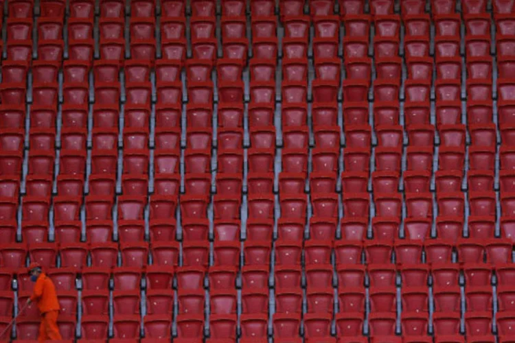 Funcionário trabalha em arquibancada do Estádio Nacional de Brasília (Mané Garrincha), que abrigará jogos da Copa das Confederações (REUTERS/Ueslei Marcelino)
