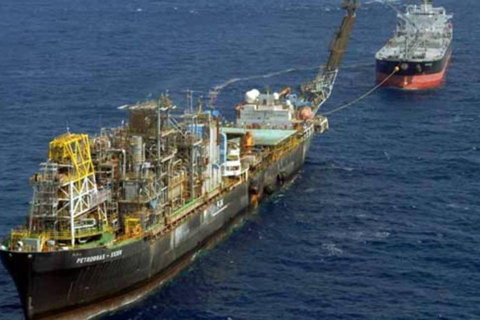 Petrobras fará leilão de navio-plataforma do ES em outubro