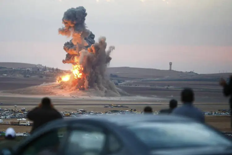 
	Explos&atilde;o &eacute; vista na cidade s&iacute;ria de Kobani: o EI costuma enfrentar regularmente as tropas do regime s&iacute;rio nos arredores das usinas de g&aacute;s ou de petr&oacute;leo
 (Kai Pfaffenbach/Reuters)