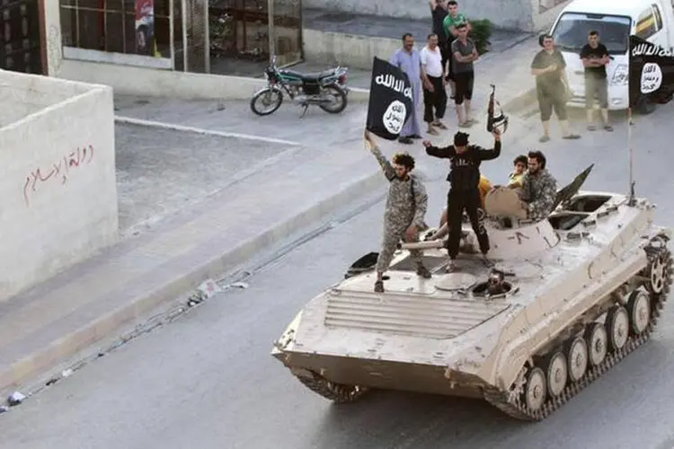 Militantes do Estado Islâmico durante parada militar pelas ruas de Raqqa, no norte da Síria (Reuters)