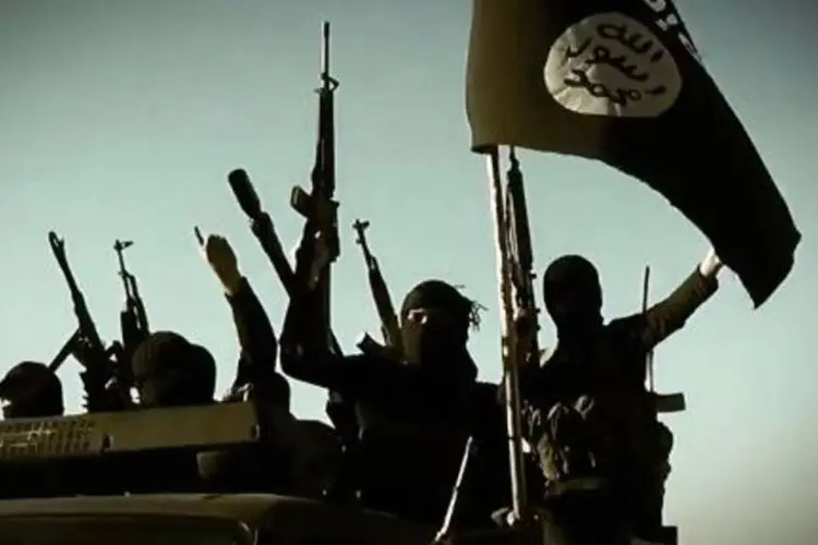 
	Combatentes do Estado Isl&acirc;mico na S&iacute;ria: os extremistas usaram carros de combate e artilharia
 (AFP)