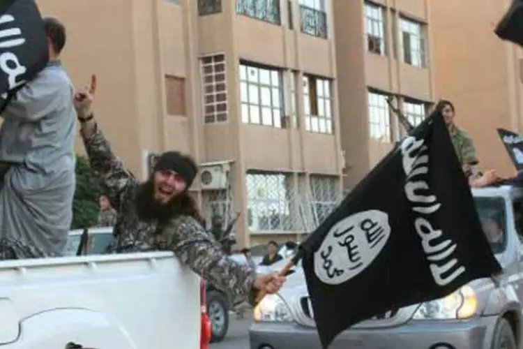 
	Militantes do Estado Isl&acirc;mico: o grupo jihadista se encontra a vinte quil&ocirc;metros da cidade
 (AFP)