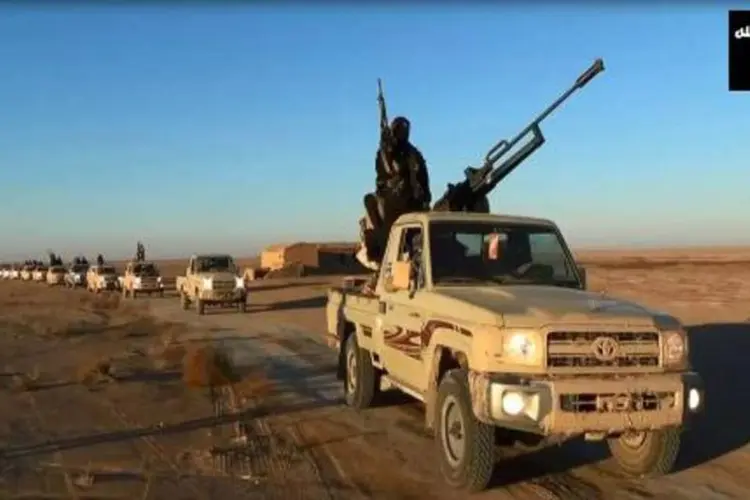 
	Combatentes do grupo Estado Isl&acirc;mico (EI), na prov&iacute;ncia de Nineveh, Iraque
 (ISIL/AFP)