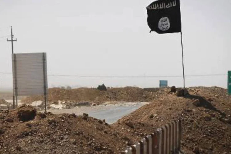 
	Bandeira do Estado Isl&acirc;mico em Rashad, na estrada entre Kirkuk e Tikrit, em 11 de setembro de 2014
 (Jm Lopez/AFP)