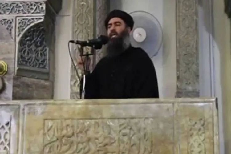 
	O l&iacute;der do Estado Isl&acirc;mico Abu Bakr al-Bagdadi aparece em uma mesquita em Mosul, Iraque: ele revelou os homens que governar&atilde;o ao seu lado
 (REUTERS/Social Media Website/Reuters)