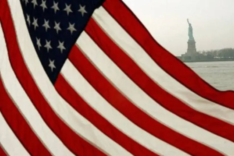 Bandeira dos EUA: economistas previam crescimento de 0,2% (Timothy A. Clary/AFP)