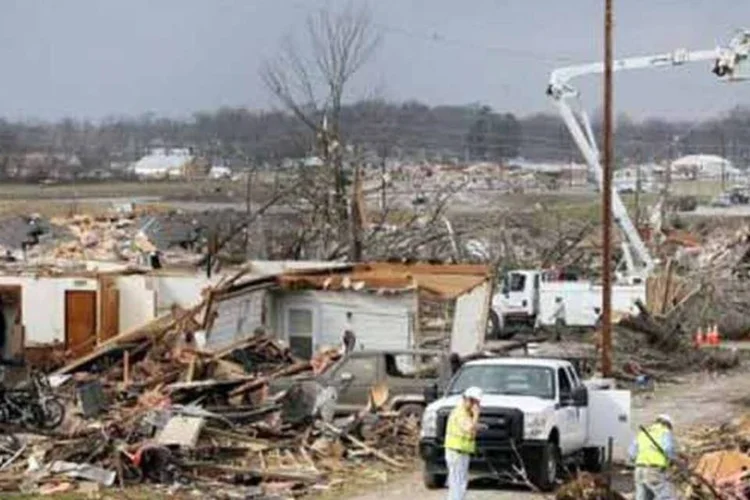 Equipes tenta restabelecer a eletricidade em Harrisburg (Scott olson/ AFP/GETTY IMAGES)