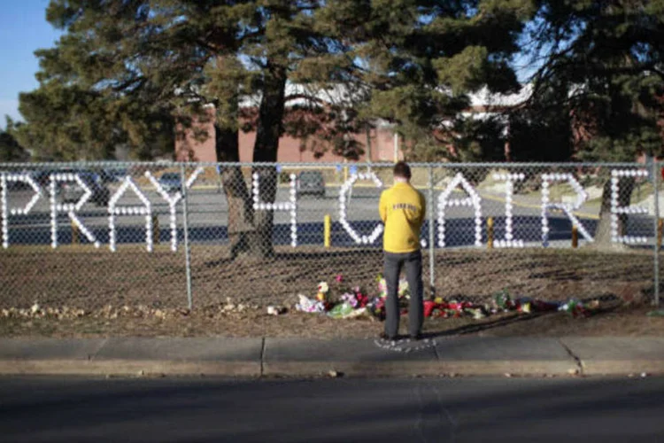 
	Um estudante do Col&eacute;gio Arapahoe, no Colorado, reza por uma colega que foi baleada durante um ataque no dia 13 de dezembro
 (REUTERS/Rick Wilking)