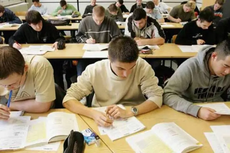 Jovens  estudando (Getty Images)