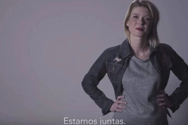 
	Juntas: o v&iacute;deo incentiva atitudes de &ldquo;sororidade&rdquo;, no&ccedil;&atilde;o cada vez mais difundida no discurso de empoderamento feminino
 (Reprodução / YouTube)
