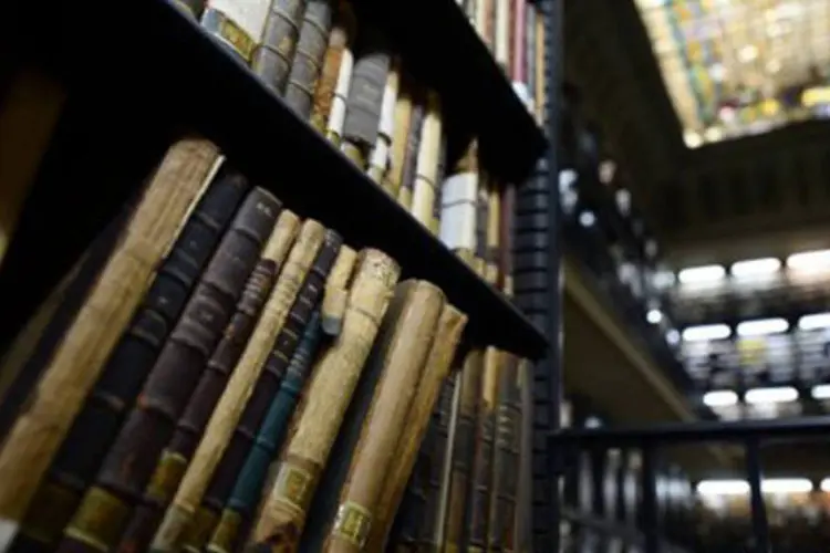 Estante de biblioteca repleta de livros antigos (©AFP / Christophe Simon)