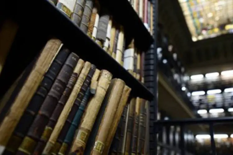 Estante de livros: Ingrid Gerolimich ressaltou que não só os estudantes do projeto Fábrica Verde, como toda a comunidade, podem participar da feira ecológica (©AFP / Christophe Simon)