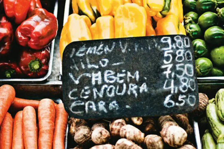 Legumes à venda em supermercado: corredor deve ter uma dieta para repor a deficiência de proteína, ferro, cálcio, zinco e vitamina B12 (Alexandre Battibugli/EXAME.com)