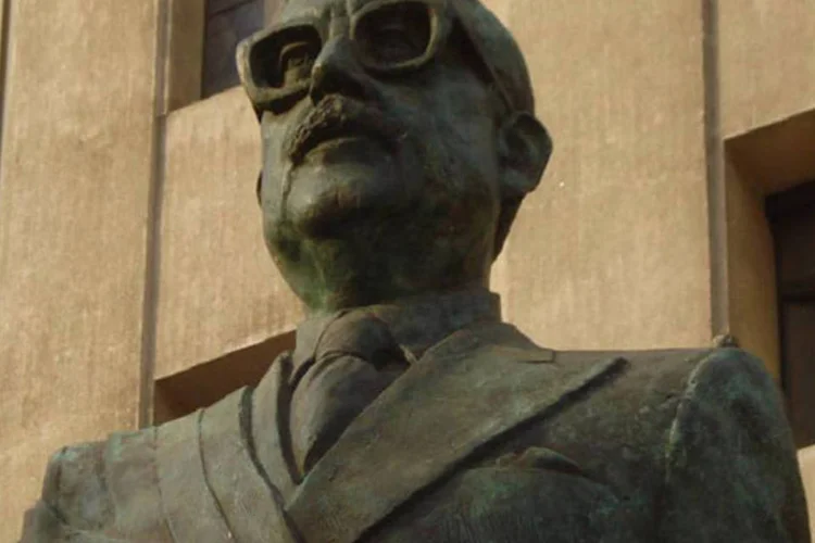 
	Est&aacute;tua de Salvador Allende: A data foi recordada com homenagens &agrave;s v&iacute;timas da ditadura
 (Richard Espinoza/Wikimedia Commons)