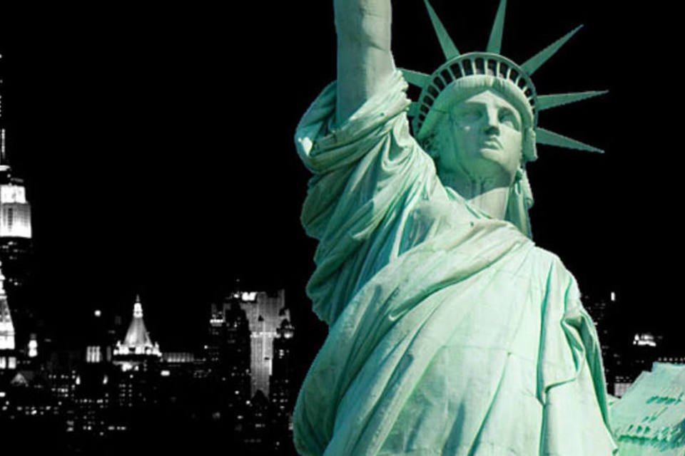 Estátua da Liberdade é reaberta ao público nos EUA