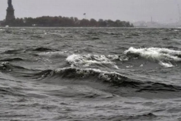 Ondas em movimento diante da Estátua da Liberdade, em Nova York, após a chegada da tempestade Sandy (Timothy A. Clary/AFP)