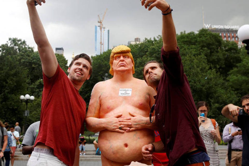 Nu e flácido, Trump é ridicularizado em estátuas nos EUA