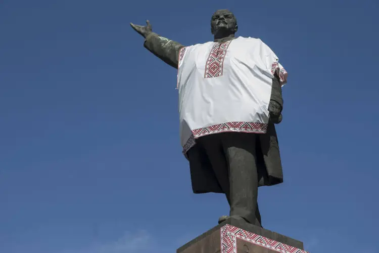 
	Est&aacute;tua de Lenin na Ucr&acirc;nia: quase mil est&aacute;tuas de Lenin foram removidas desde que os manifestantes antigoverno derrubaram um monumento dele em Kiev
 (Reuters)