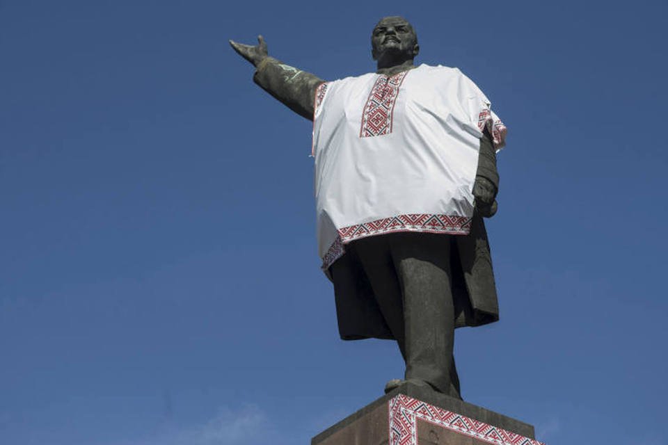 Ucrânia transmite derrubada de estátua de Lenin ao vivo