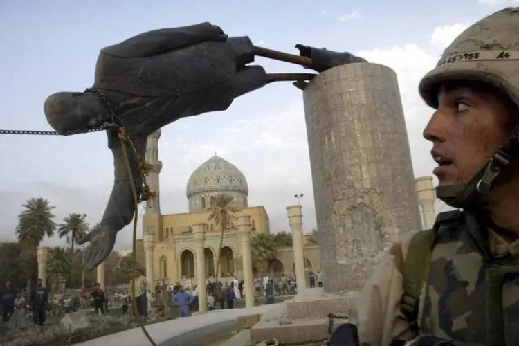 
	Est&aacute;tua de Saddam &eacute; retirada de pra&ccedil;a em Bagd&aacute;: O ex-ministro iraquiano era o &uacute;nico membro crist&atilde;o do governo de Saddam e um de seus funcion&aacute;rios mais pr&oacute;ximos at&eacute; a queda do regime
 (Goran Tomasevic/Reuters/Arquivo)