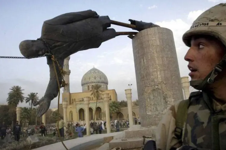 Estátua de Saddam Hussein é retirada de praça em Bagdá: três insurgentes foram mortos na batalha que durou uma hora (Goran Tomasevic/Reuters/Arquivo)