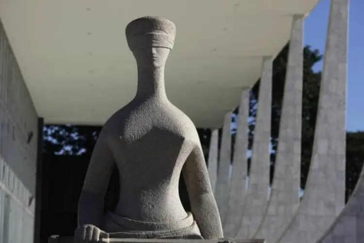 Estátua da Justiça no lado de fora do Supremo Tribunal Federal, em Brasília (Ricardo Moraes/Reuters/Reuters)