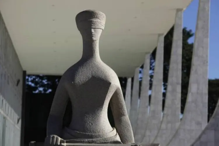 
	Est&aacute;tua da Justi&ccedil;a no lado de fora do Supremo Tribunal Federal: os dois servidores j&aacute; foram demitidos do servi&ccedil;o p&uacute;blico e o magistrado est&aacute; afastado do cargo desde outubro de 2015
 (Ricardo Moraes/Reuters)