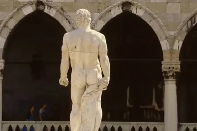 
	Os tais prazeres s&atilde;o uma s&eacute;rie de imagens sexualmente sugestivas de artes famosas, monumentos e alimentos.
 (Reprodução Youtube/ Lastminute.com)