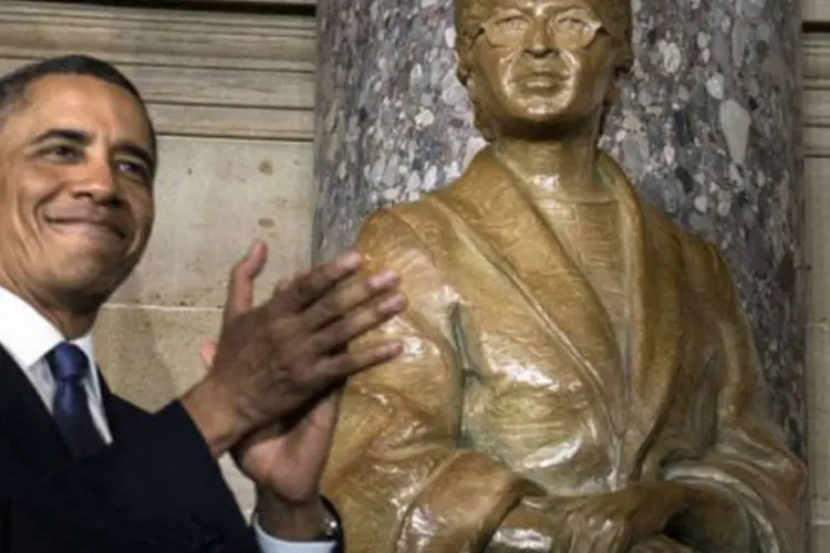 Obama inaugura a estátua de Rosa Parks: Obama pronunciou seu discurso no salão das estátuas do Capitólio, onde foi e inaugurada a estátua de Parks, que morreu em 2005 aos 92 anos. (©afp.com / Brendan Smialowski)