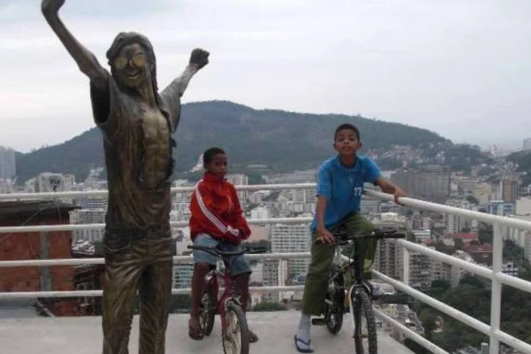 Estátua de Michael Jackson: agentes da Unidade de Polícia Pacificadora (UPP) do Morro Dona Marta fazem buscas pela comunidade para apurar o caso (Wikimedia Commons)