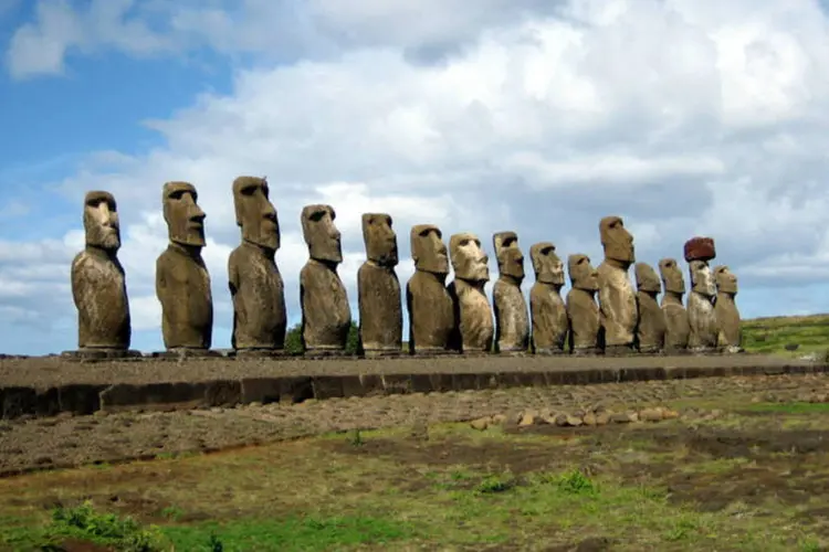 
	Est&aacute;tuas na Ilha de P&aacute;scoa: a &aacute;rea protegida ser&aacute; de aproximadamente 720.000 km2, &quot;que cercam esta ilha ic&ocirc;nica conhecida em todo o mundo como a Ilha de P&aacute;scoa&quot;
 (Ian Sewell/Wikipedia/Divulgação)