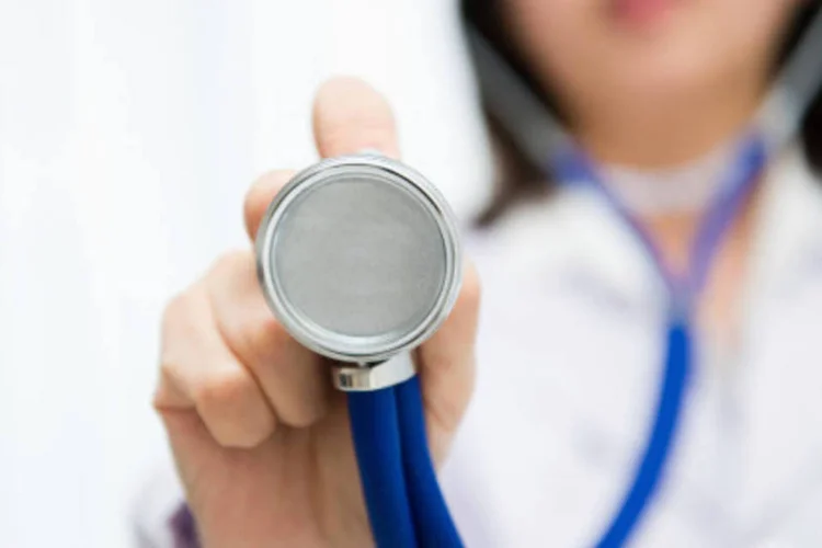 Médico usando estetoscópio (GettyImages)