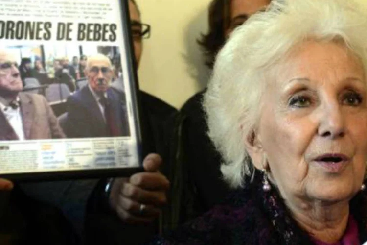 
	Estela Carlotto: a av&oacute; esperou 36 anos, mas o abra&ccedil;o finalmente aconteceu
 (AFP)