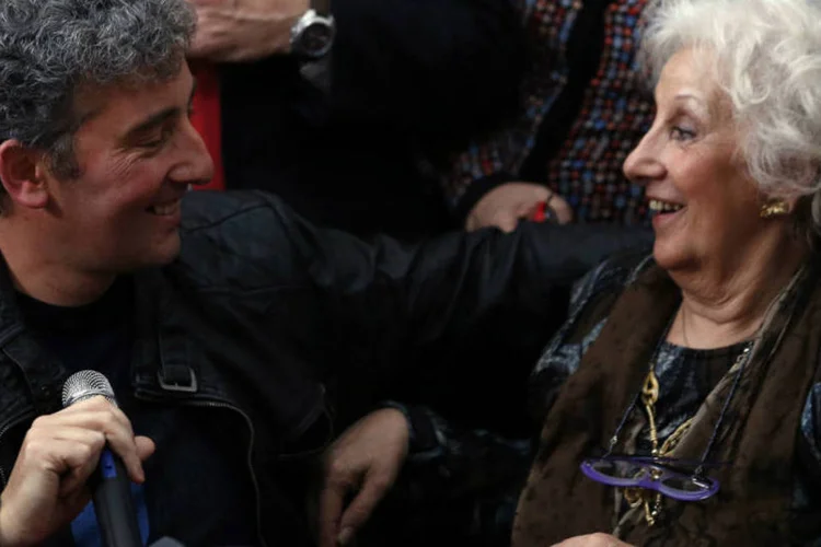 
	Estela de Carlotto, da organiza&ccedil;&atilde;o Av&oacute;s da Pra&ccedil;a de Maio, olha para seu neto Ignacio
 (REUTERS/Marcos Brindicci)