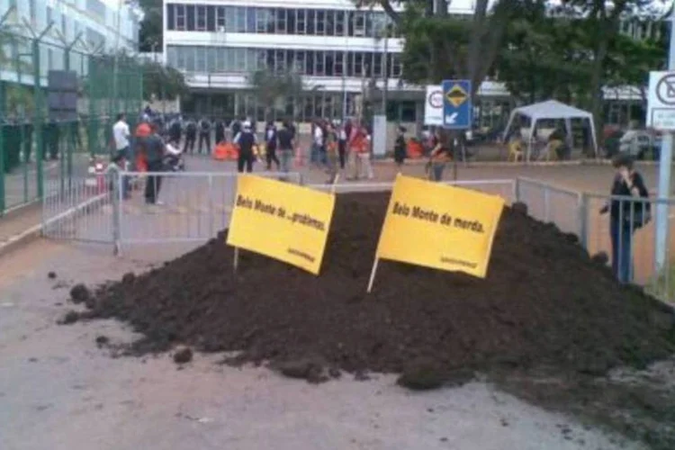 Esterco foi despositado na frente da Aneel por manifestantes do Greenpeace, hoje pela manhã. (.)