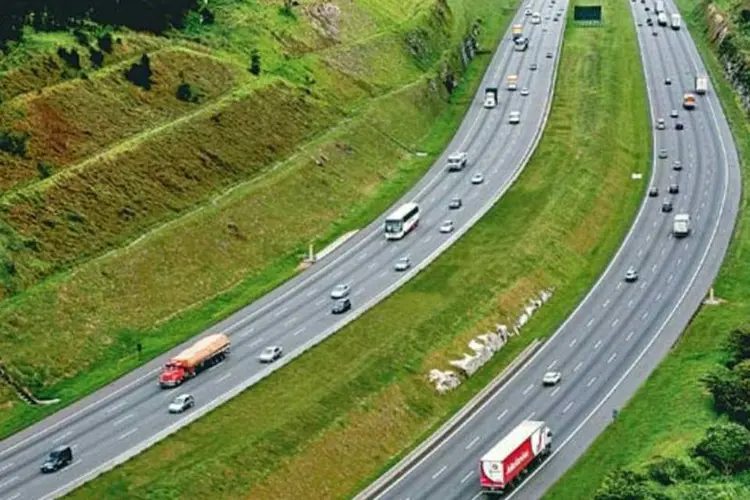 
	Estradas em S&atilde;o Paulo: quando observada apenas a situa&ccedil;&atilde;o do pavimento, o resultado mostra que 48,6% t&ecirc;m algum tipo de defici&ecirc;ncia
 (Divulgação)