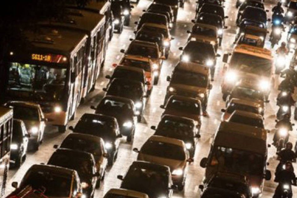 Paulistanos enfrentam trânsito intenso na saída para o Natal
