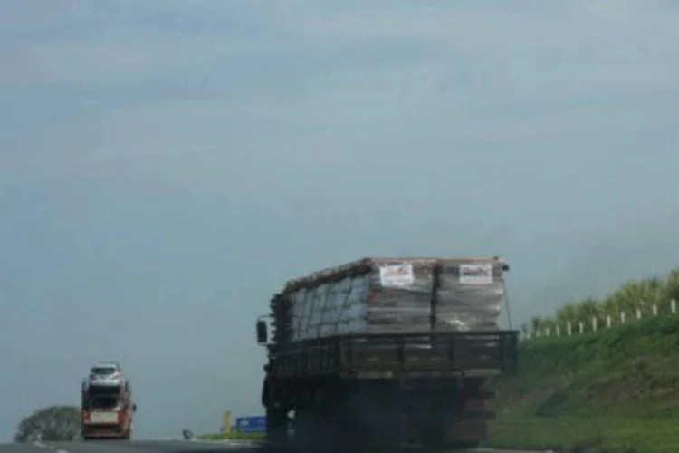 
	Caminh&otilde;es na estrada: objetivo &eacute; reduzir n&uacute;mero de paradas e garantir envio de alimentos e combust&iacute;veis de cidades peruanas ao Acre com mais rapidez
 (Foto: Marcos Santos)