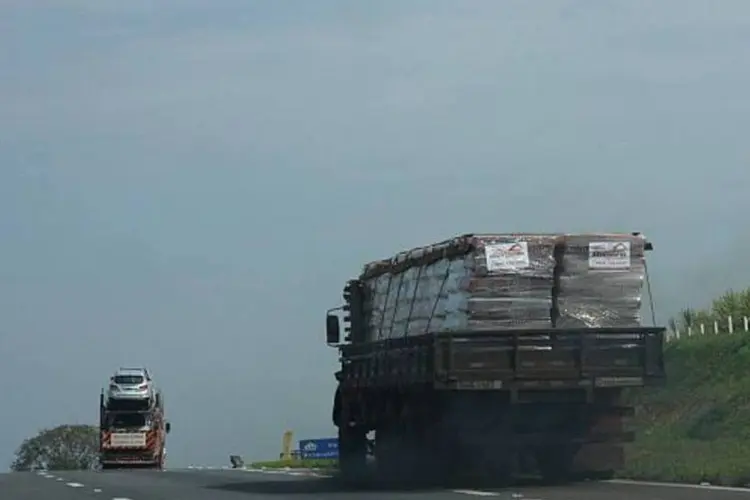 Caminhões em uma estrada: a greve dos caminhoneiros também deve fechar três rodovias na região de Franca (Marcos Santos/USP Imagens)