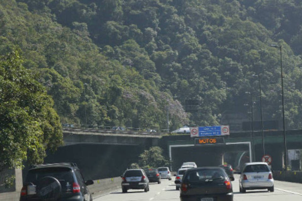 Quase 400 mil veículos seguiram rumo ao litoral paulistano