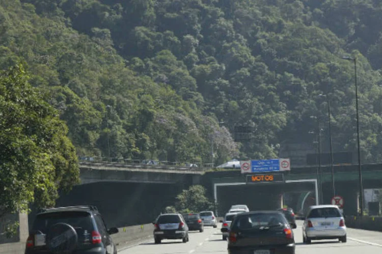 
	Al&eacute;m de monitorar as estradas, os agentes da CET tamb&eacute;m v&atilde;o controlar o tr&acirc;nsito nos entornos dos terminais rodovi&aacute;rios da Barra Funda e do Tiet&ecirc;
 (Marcos Santos/USP Imagens)