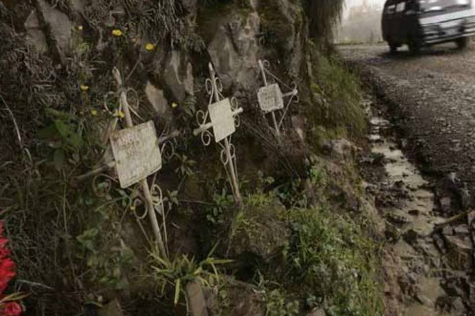 Queda de ônibus em precipício na Bolívia deixa 20 mortos