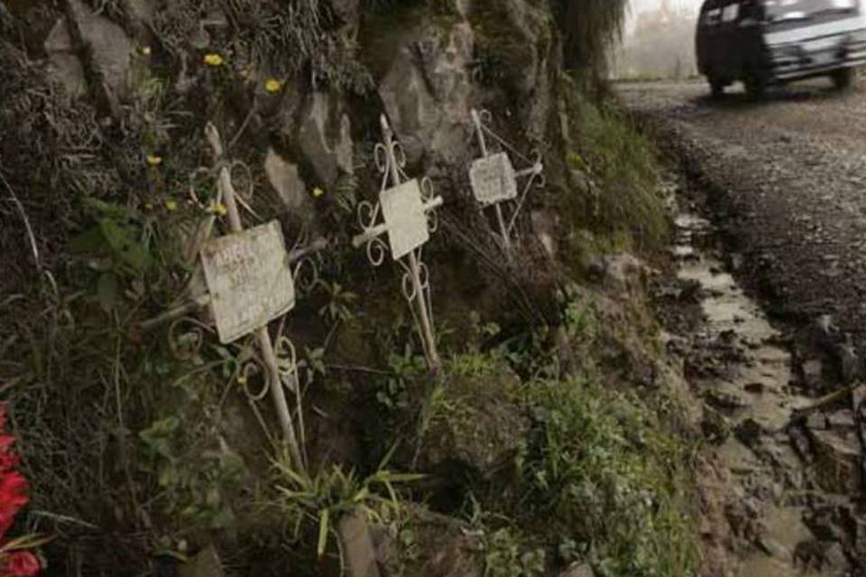Ônibus cai e mata 10 na "estrada da morte" na Bolívia