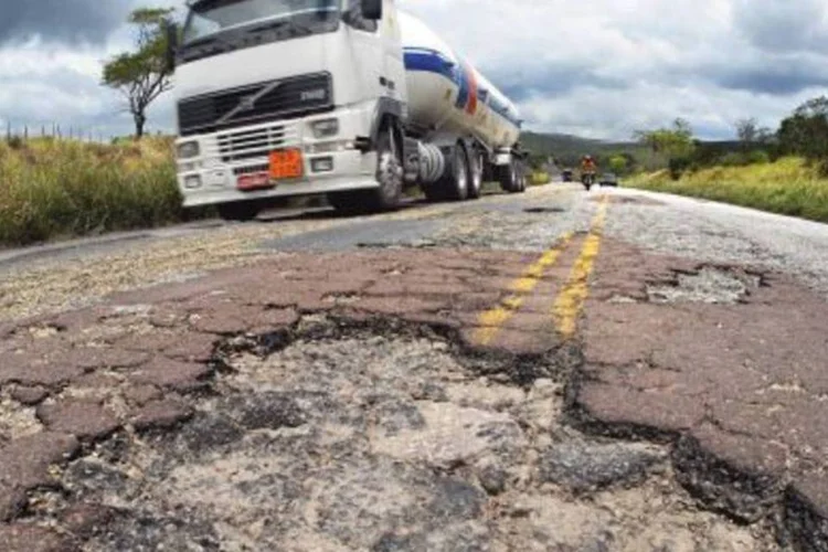Buraco na BR-101 em trecho da região Nordeste: problemas de todas as rodovias federais brasileiras poderiam ser resolvidos com R$ 183,5 bilhões. (.)
