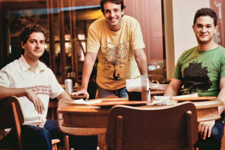 
	Alexander Tabor, J&uacute;lio Vasconcellos e Emerson Andrade, do Peixe Urbano: eles trouxeram o modelo de neg&oacute;cio para o Brasil
 (Eduardo Monteiro)