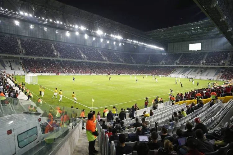 Jogadores do Atlético-PR e do Corinthians durante amistoso para inaugurar o estádio Arena da Baixada, uma das sedes da Copa do Mundo, em Curitiba (Rodolfo Buhrer/Reuters)