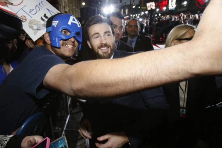 Ator Chris Evans tira foto com fãs durante a pré-estreia do filme "Capitão América 2 - Soldado Invernal", em Hollywood (Mario Anzuoni/Reuters)
